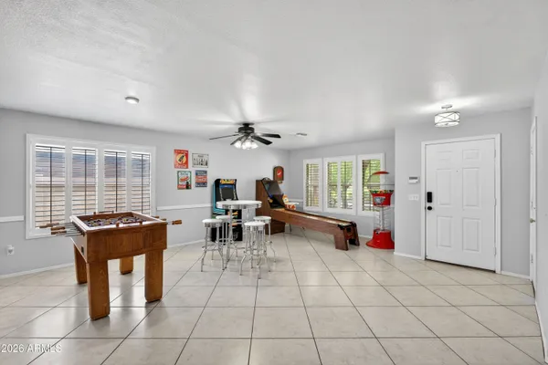 704 W LA PRYOR LN