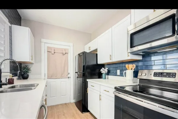 809 N 11TH AVE