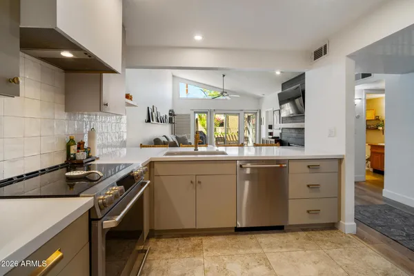 1220 E BLUEBELL LN