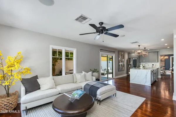 1123 E CORONADO RD
