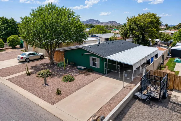 233 E MICHELLE DR