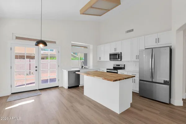 138 W EL FREDA RD