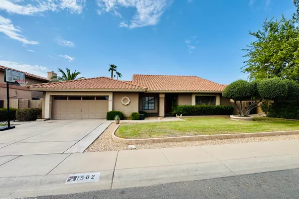 1502 W ANTIQUA DR