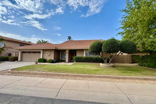 1502 W ANTIQUA DR