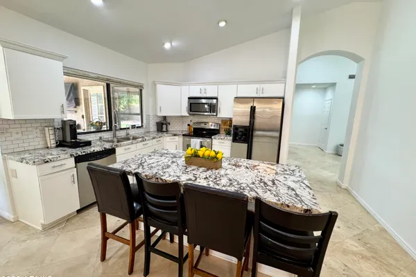 1502 W ANTIQUA DR