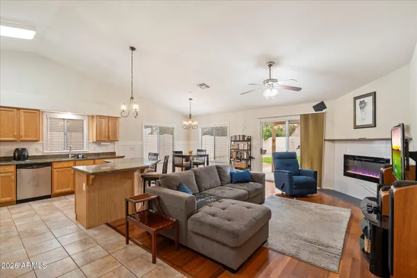 243 W BAYLOR LN