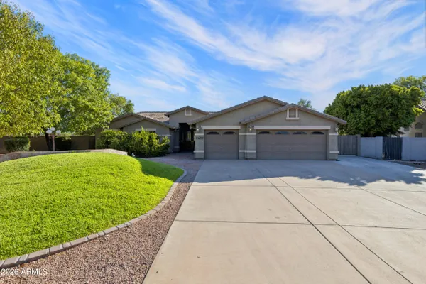 2637 E CARLA VISTA DR