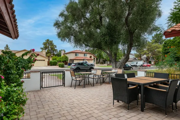 1338 E SUNBURST LN