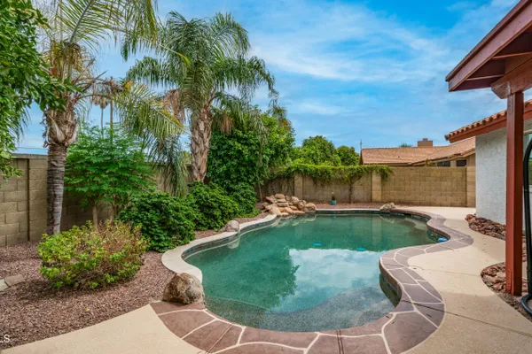 1338 E SUNBURST LN