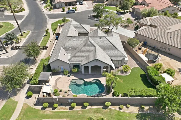 2402 E EVERGLADE CT