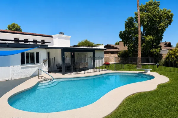 1541 E GARY ST