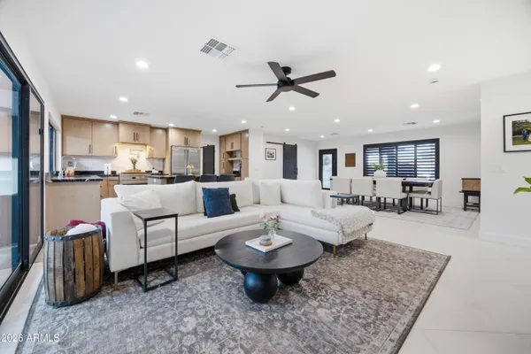 2002 E VISTA DR