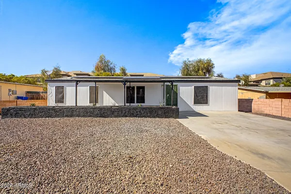 2526 E BEHREND DR