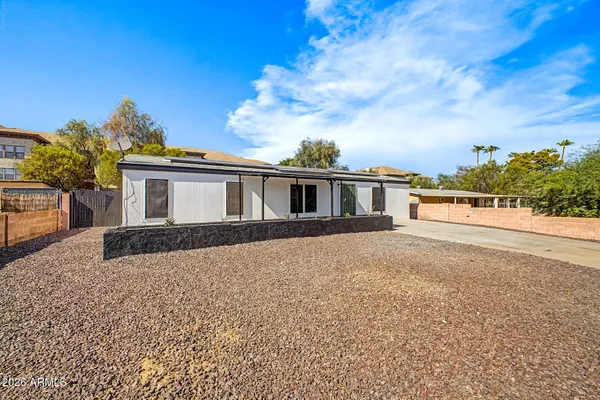 2526 E BEHREND DR