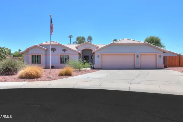 216 E PEBBLE CT