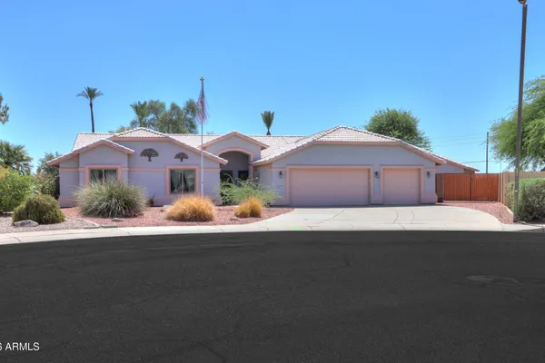 216 E PEBBLE CT