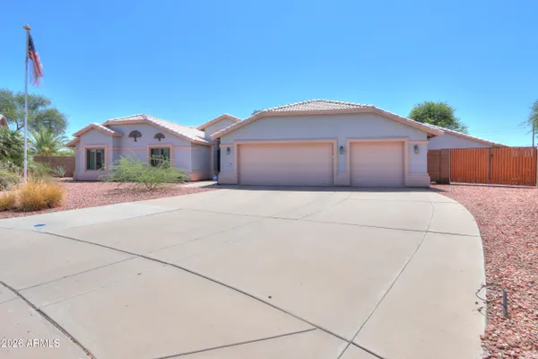 216 E PEBBLE CT