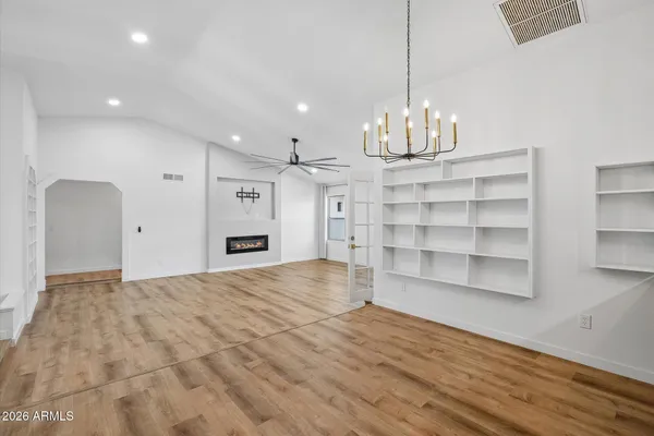 1523 W MISSION DR