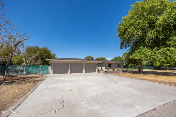 8018 W ACOMA DR