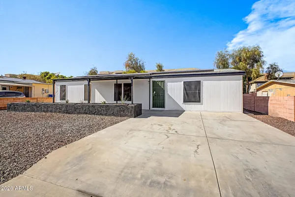 2526 E BEHREND DR