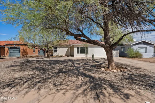 1726 E CORONADO RD