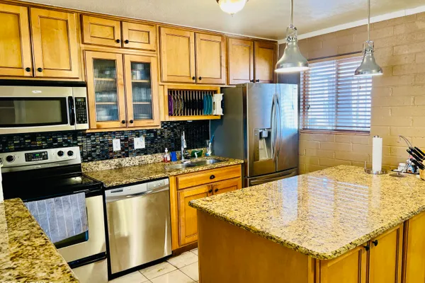 616 E PAPAGO DR