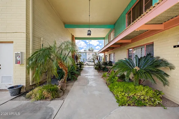 450 W EARLL DR 15