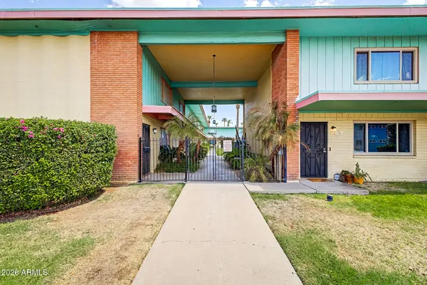 450 W EARLL DR 15