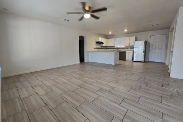 5011 W MACKENZIE DR