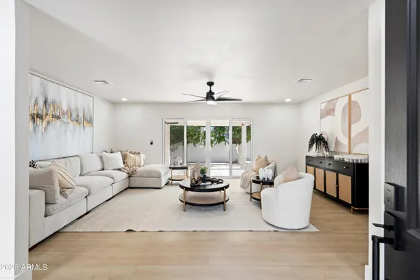 709 E ROYAL PALM RD