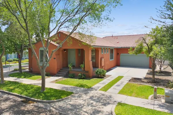 3041 E CAMELLIA DR