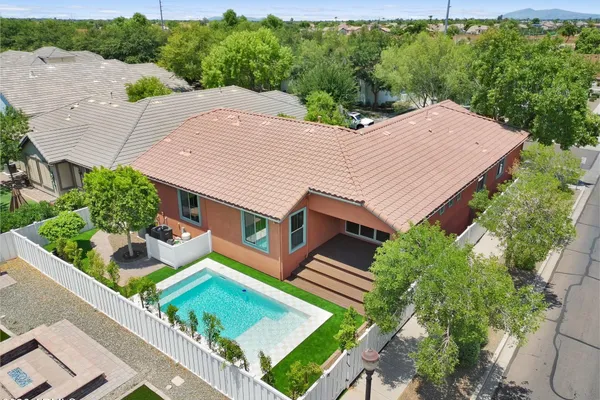3041 E CAMELLIA DR
