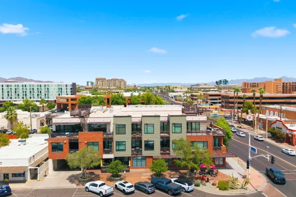 4020 N SCOTTSDALE RD 2004