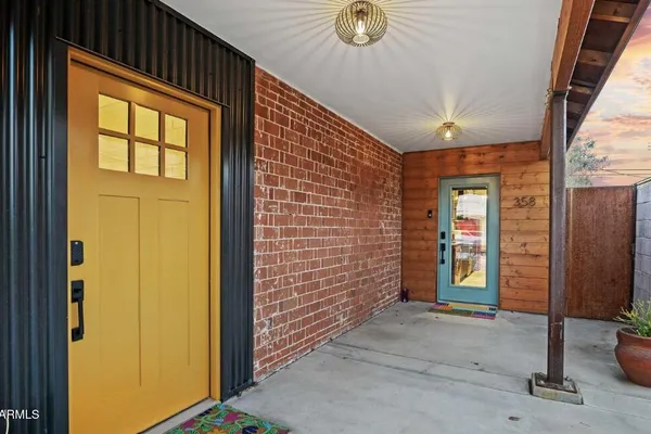 358 E WHITTON AVE
