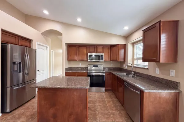 1365 E PRICKLY PEAR DR
