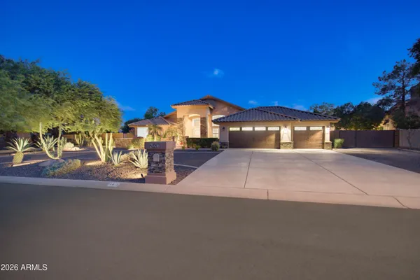 4613 W DESERT HOLLOW DR