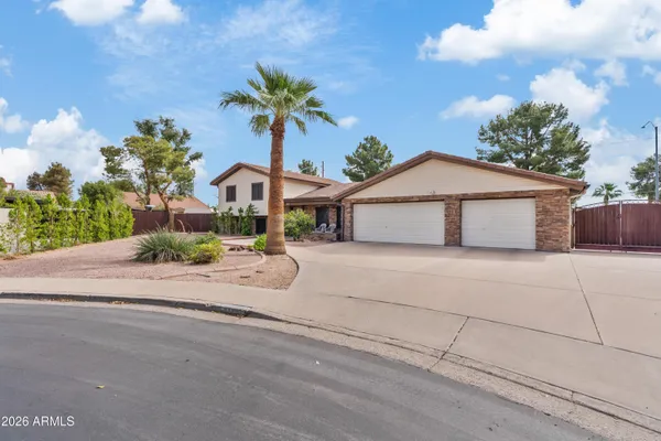 843 N WINTHROP CIR