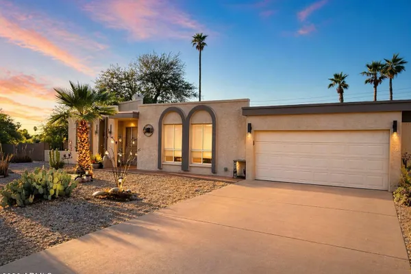 1132 E VILLAGE CIR DR