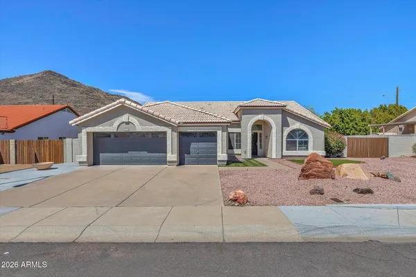 5538 W FALLEN LEAF LN