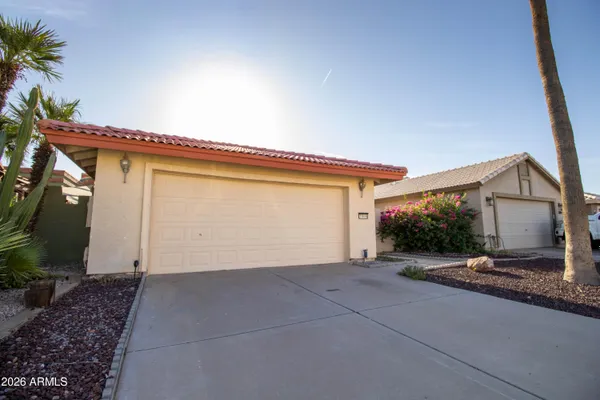 2086 N SWEETWATER DR