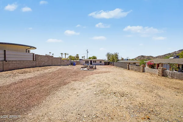 1535 E CHRISTY DR