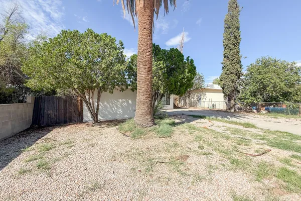 3521 E SYLVANE ST