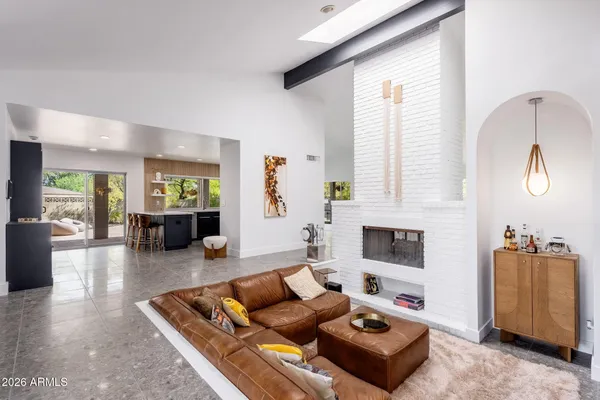 220 W WILLOW AVE