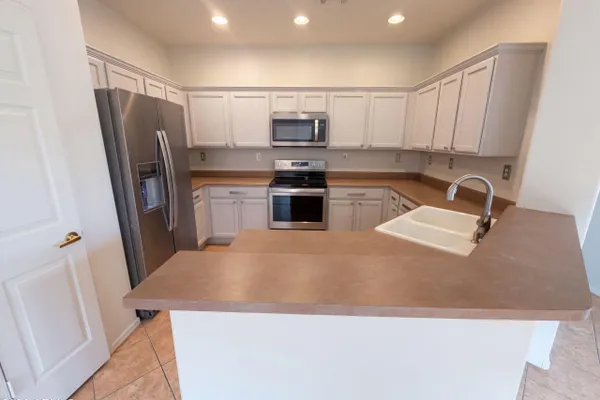 2464 W WARREN DR