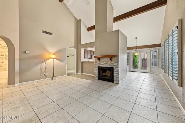 1912 E VELVET DR