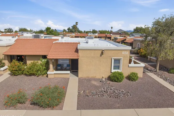 602 W HONONEGH DR 1