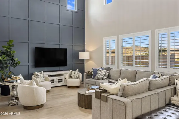 1838 E VILLA LINDA DR