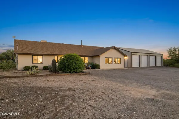 2015 E CIRCLE MOUNTAIN RD