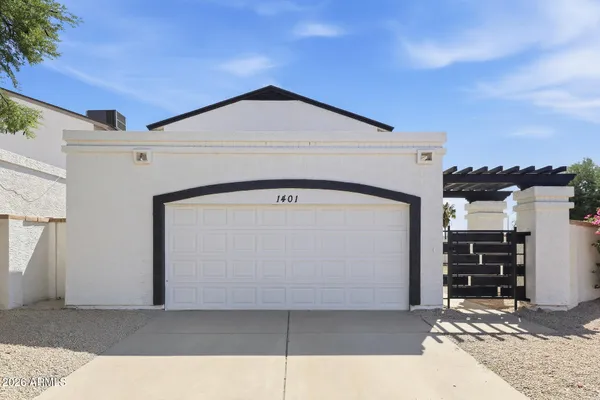 1401 E KERRY LN