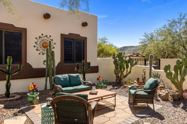 1113 E JOHNSON RD